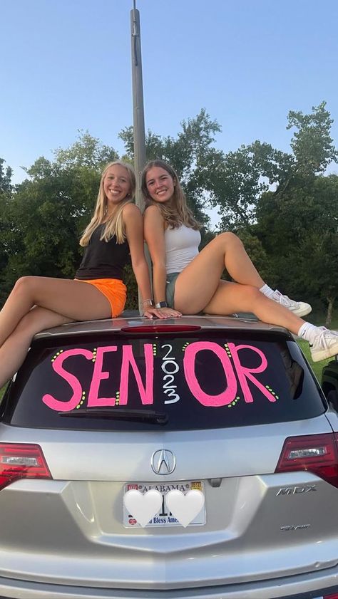 Senior Bucket List, Senior Year Diy, Senior Year Scrapbook, Senior Year Things, Grad Picture Ideas, Senior Year Fun, Senior Year Pictures, Senior Crowns, Cheer Signs