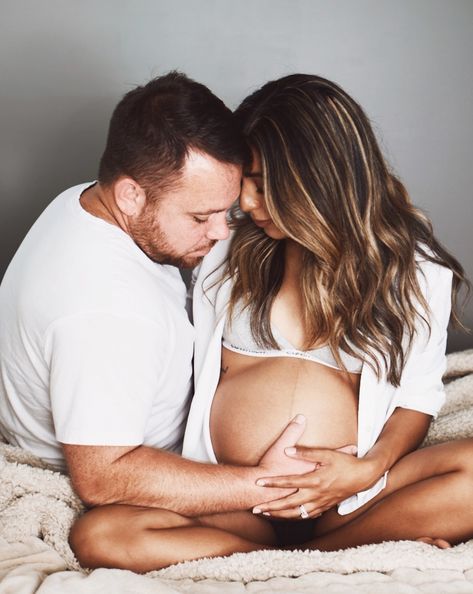 Cozy Maternity Shoot Family, Maternity Shoot In Bed, Bedroom Maternity Shoot Couples, I’m Home Maternity Shoot, Maternity Photo Shoot Ideas Winter, Bedroom Maternity Shoot, Lifestyle Maternity Shoot At Home, Cozy Maternity Shoot, Winter Maternity Shoot