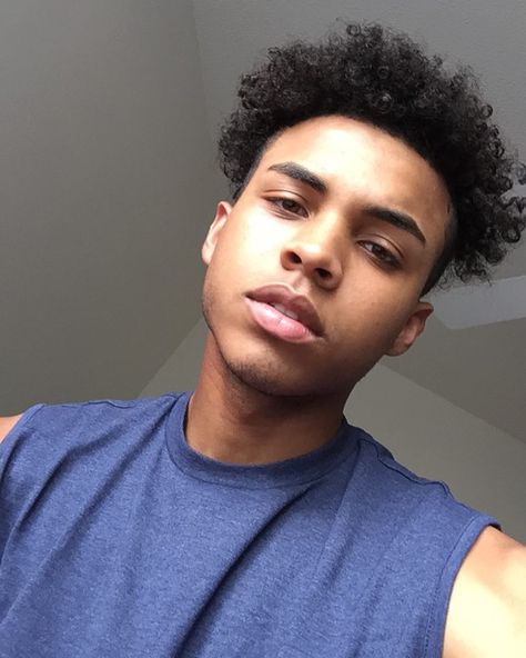 Darrin Jones (@darrin_jones sur instagram ) Darrin Jones, Mixed Guys, Dark Skin Men, Cute Black Guys, Cute Black, Black Men, Snacks, Hair