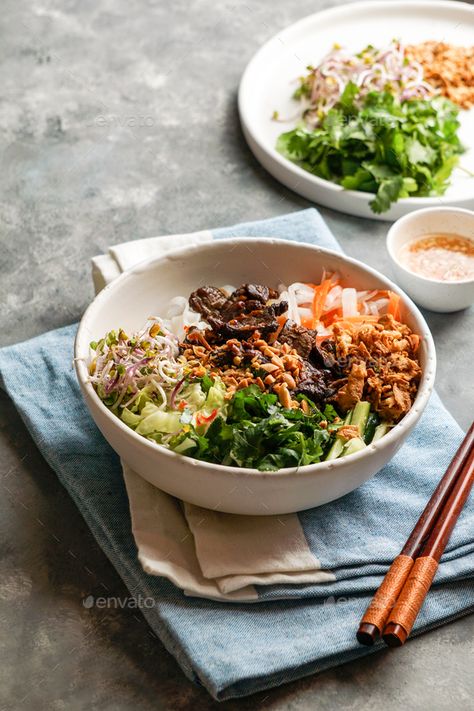 Bun Bo Xao, Beef Rice Noodles, Crunchy Asian Salad, Vietnamese Noodle Salad, Rice Noodle Salad, Vietnamese Noodles, Plats Healthy, Beef Rice, Viet Food