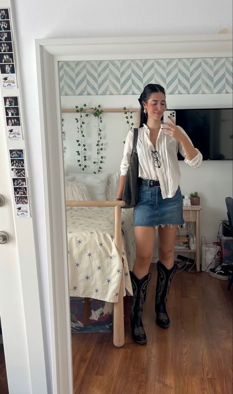 Falda vaquera, botas cowboy, aesthetic, uni outfits, universidad, ootd, camisa, otoño, outfits otoño, … Uni Outfit Ideas, Uni Outfit, Botas Cowboy, Outfit Botas, Cowboy Aesthetic, Uni Outfits, Ootd Inspo, Cowboy Outfits, Outfit Ideas