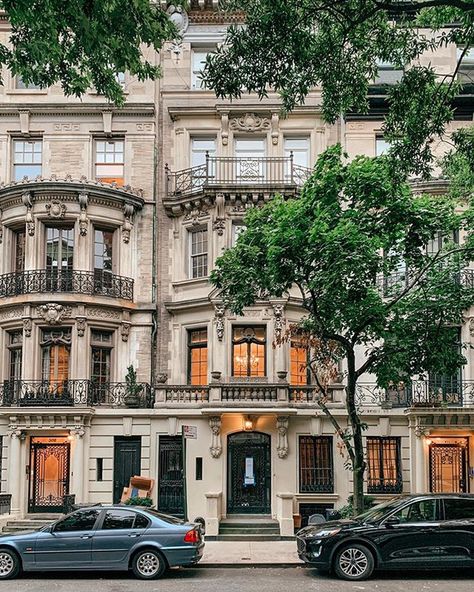 New York Townhouse, Classical House, Architecture Collection, Uptown Girl, Architecture Old, Street Look, New York Travel, West End, House Inspo