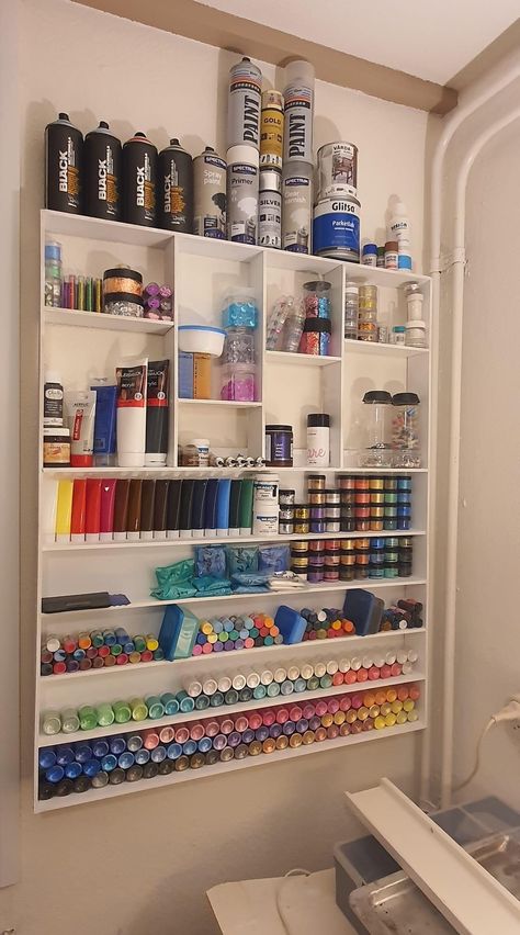 Art Closet Organization Ideas, Art Studio Wall Storage, Art Desk Organization, Dollar Tree Craft Organization Ideas, Tumbler Room, Stationary Organisation, Art Stations, Dream Art Room, Art Supply Storage