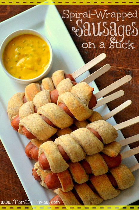 Spiral-Wrapped Sausages on a Stick ~ Use your favorite sausage or hot dog and make up a bunch - perfect for a crowd! Sausage On A Stick, Hot Dog Recipes, Kids Party Food, God Mat, Snacks Für Party, Super Bowl Food, Corn Dogs, Super Bowl Party, Football Food