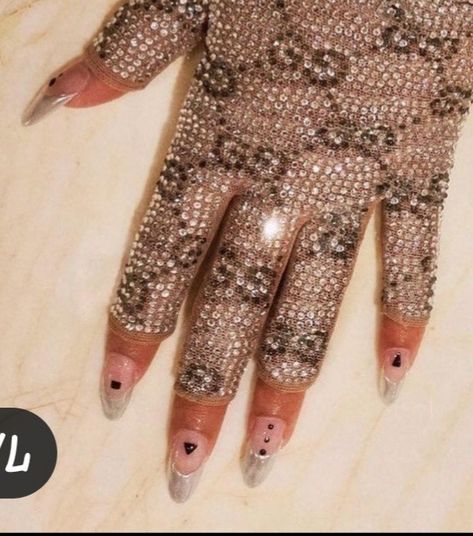 Nails For Beyonce Concert, Beyonce Nails Designs, Beyoncé Concert Nails, Beyonce Concert Nails Inspiration, Beyonce Aesthetic Nails, Beyonce Inspired Nails, Rihanna Nails Designs, Beyoncé Nails, Silver Beyoncé Nails