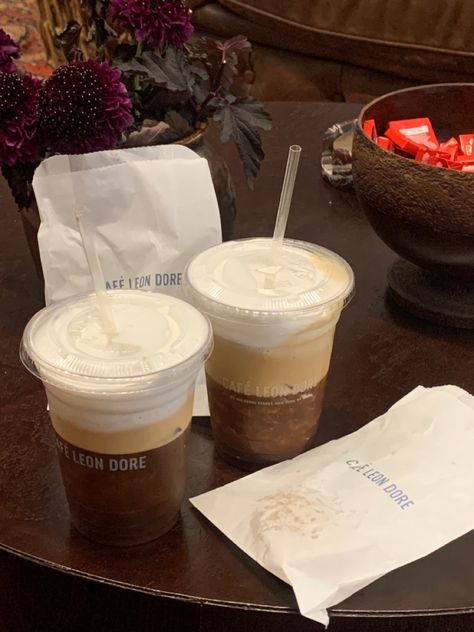 Picture For Instagram Story, Aime Leon Dore Coffee, Caramel Iced Coffee Aesthetic, Iced Coffee Fall Aesthetic, Filler Aesthetic, Cafe Leon Dore, Iced Coffee Asethics, Iced Coffee Date Aesthetic, Cafe Leon Dore Nyc