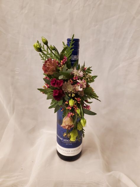 Bottle Arrangements, Wine Bottle Wedding Centerpieces, Wine Bottle Flowers, Wedding Wine Bottles, Flower Bottle, Creative Flower Arrangements, Wine Club, Wine Down, Wine Decor