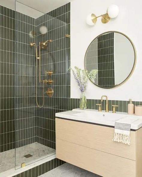 a modern bathroom with green skinny tiles, a floating vanity, a round mirror, gold and brass fixtures is cool Small Bathroom Ideas Green Tile, Emerald Green Tile Bathroom, Bathroom Decor Modern Luxury, Green Bathrooms, Simple Bathroom Decor, Bear Cabin, Bathroom Decor Ideas Themes, Deco Bathroom, Bathroom Redesign