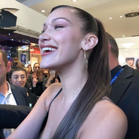 Bella Hadid, Long Hair, A Woman, On Twitter, Twitter, Hair, On Instagram, Instagram