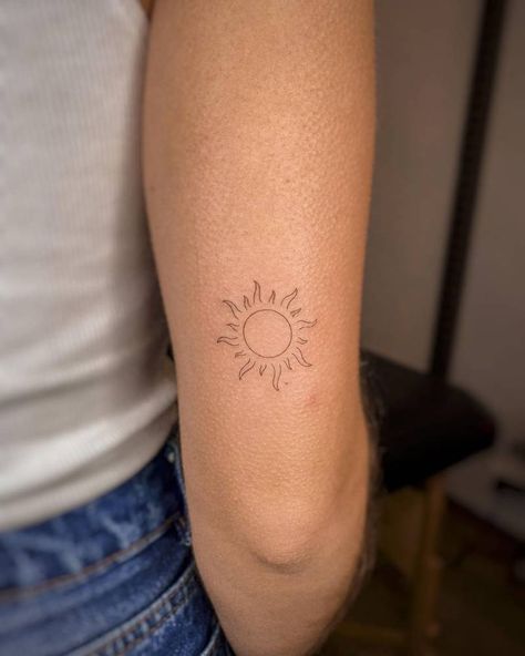 Fine line sun tattoo placed on the tricep. Line Sun Tattoo, Fine Line Sun Tattoo, Line Tattoo Arm, Rising Sun Tattoos, Above Elbow Tattoo, Mundo Hippie, Tricep Tattoos, Underarm Tattoo, Wörter Tattoos