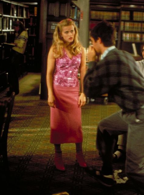 Legally Blonde Reese Witherspoon Friends, Juror Duty Outfit, Legally Blonde Outfits Inspiration, El Woods Legally Blonde, Chutney Legally Blonde, Elle Woods Outfit Ideas, Elle Woods Inspired Outfits, Paulette Legally Blonde, Elle Woods Outfit