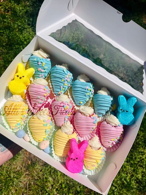 Easter Bakery Treats, Easter Berries Chocolate Covered, Easter Sweet Treat Box Ideas, Easter Covered Strawberries, Easter Strawberries Ideas, Holiday Chocolate Covered Strawberries, Easter Theme Chocolate Covered Strawberries, Easter Strawberries Chocolate Covered, Easter Treat Box Ideas