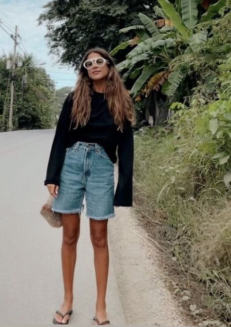 Long Denim Shorts Outfit Summer, Long Jean Shorts Outfits Women, Long Denim Shorts, Denim Shorts Outfit, Midi Shorts, Thrifted Outfits, Bermuda Jeans, Future Outfit, Shorts Outfit