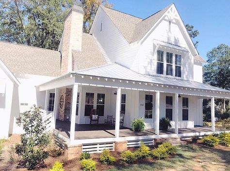 Modern Farmhouse Porch, Farmhouse Exterior Design, Dream Farmhouse, Porch House Plans, Farmhouse Front Porches, Farmhouse Front, Traditional Farmhouse, Metal Building Homes, Farmhouse Cottage