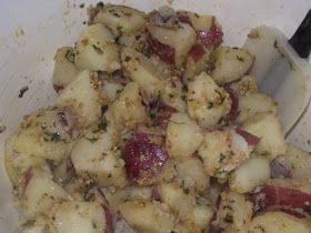 Kenny Rogers Roasters Potatoes: I veganized these and they were delicious! Kenny Rogers Roasters, Roasted Potatoes And Onions, Roaster Recipes, Restaurant Recipes Famous, Cheesecake Factory Recipes, Celebrity Recipes, Parsley Potatoes, Kenny Rogers, Famous Recipe