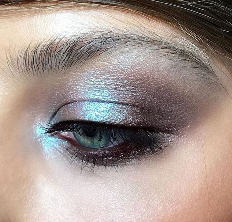 Blue metallic Holographic Hair, Silver Makeup, Chic Makeup, Apply Makeup, Makeup Pictures, Glitter Makeup, Everyday Makeup, How To Apply Makeup, Pretty Makeup