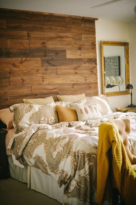 gorgeous pallet wall/headboard!  Love this idea and easy/low cost!  Many reclaimed wood places sell the pallet boards for .18 cents a piece.  Cool. Pallet Wood Headboard, Diy Wood Headboard, Cottage Room, Pallet Headboard, Eclectic House, Headboard Wall, Diy Headboard, Wood Headboard, Bedroom Headboard