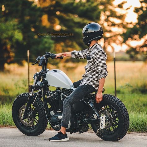 the minimalist. #kineticmotorcycles Hd 883 Iron, 883 Iron, Cafe Racer Moto, Harley Davidson Sportster 1200, Sportster Bobber, Мотоциклы Cafe Racers, Harley Bobber, Bobber Bikes, Classic Harley Davidson