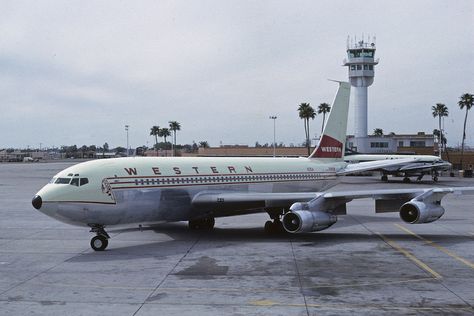 Boeing 720, Vintage Airline Ads, Aviation Technology, Boeing 707, Airplane Photography, Boeing Aircraft, Best Airlines, Boeing 767, Jet Age