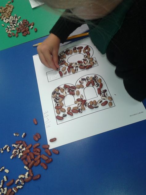 Gluing instead of tracing with pencil and paper-> B is for beans. Sensory activity for letter B. Kindergarten Name Activities, Turtle Classroom, Letter B Activities, Writing Activities For Preschoolers, Alphabet Letter Crafts, Kindergarten Projects, Early Literacy Activities, Alphabet Kindergarten, Sensory Activity