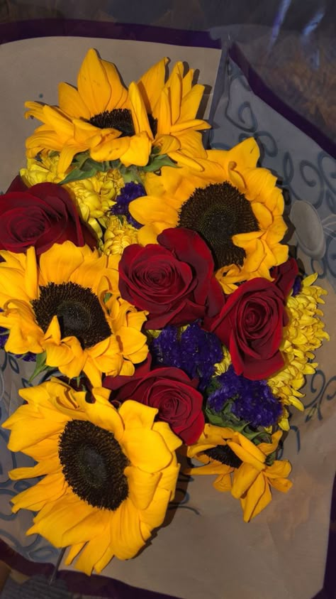 date ideas, gf ideas, bf ideas, couple ideas Bf Giving Flowers To Gf, Flowers Gift Girlfriend, Sunflower And Roses, Flowers For Girlfriend, Gf Gifts, Gift For Gf, Sunflowers And Roses, Giving Flowers, Gifts For Gf