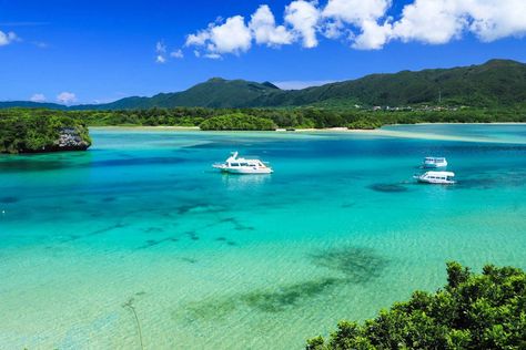 Glass Bottom Boat, Ishigaki, Japan Travel Tips, Open Water Swimming, Okinawa Japan, Sea Kayaking, Dark Skies, Sea And Ocean, Boat Tours