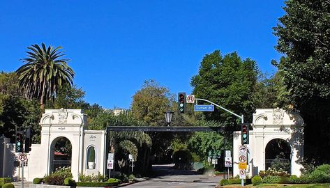 The stunning West Gate entrance to Bel Air, one of the most conveyed and exclusive luxury residential areas in the west side of Los Angeles in the platinum triangle. #belair #losangeles Gated Community Entrance, Luxury Neighborhood, Neighborhood Entrance, Bel Air Mansion, Gate Entrance, West Gate, Guard House, Air One, Entrance Gates