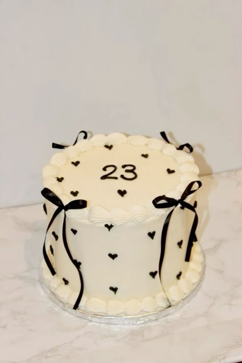 Aesthetic Cake For Birthday, Cakes Inspo Aesthetic, Aesthetic Cakes For Birthday, Pinterest Cake Ideas Aesthetic, 23 Birthday Cake Aesthetic, Cake Designs 2024, Birthday Cake 21 Aesthetic, Vintage Birthday Cake Ideas, 23rd Bday Ideas