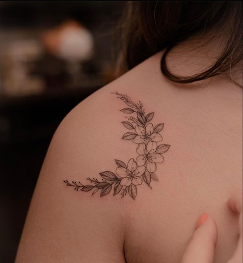 Moon And Flowers Shoulder Tattoo, Circle Flower Tattoo, Circular Tattoo Designs, Top Of Shoulder Tattoo, Lisa Tattoo, Grace Tattoo, Circular Tattoo, Grace Tattoos, Mandala Flower Tattoos