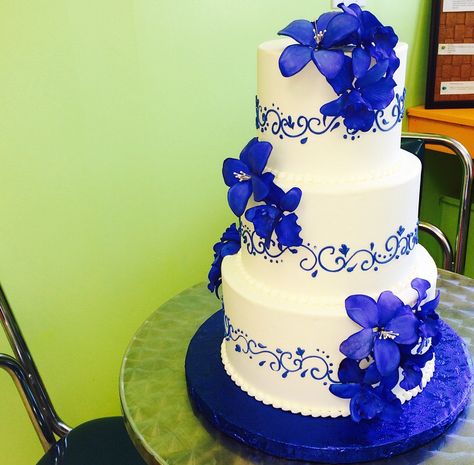 Wedding cake with royal blue flowers Spring Wedding Cakes, Blue Spring Wedding, White And Gold Wedding Cake, Wedding Cake Options, Spring Wedding Cake, Royal Blue Flowers, Grown Up Parties, Cozy Living Room Design, Gold Wedding Cake