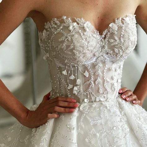 Blair Waldorf Inspired Wedding Dress, Floral Detail Wedding Dress, Floral Ballgown Wedding Dresses, Floral Beaded Wedding Dress, Wedding Cinderella, Rose Gold Bridesmaid Dress, Bridal Embroidery, European Wedding Dresses, Lover Wedding