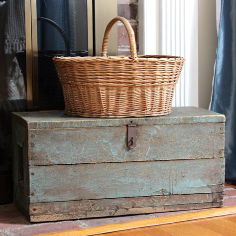 Vintage Picnic Basket Decor, Cabin Coffee, Vintage Crates, Plant Diy, Bee Theme Party, Bumble Bee Necklace, Arizona Landscape, Vintage Thermos, Basket And Crate