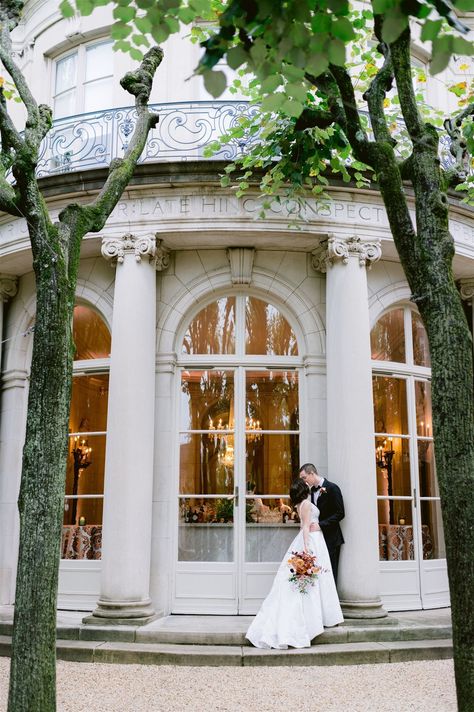 We love chic sophisticated city weddings. However, there are a lot of logistics when you're getting married in the city. City Wedding Aesthetic, Wedding Photo Tips, Modern City Wedding, Dc City, Washington Dc City, City Wedding Photos, City Bride, Love Story Wedding, Planning Wedding