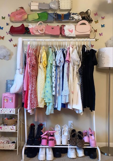 Beautiful Dorm Room, Clothing Rack Bedroom, Closet Organisation, Diy Girls Bedroom, Beachy Room, Diy Room Decor For Teens, Aesthetic Room Ideas, Cute Diy Room Decor, Retro Room