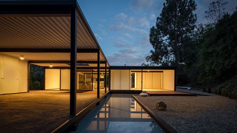 Case Study House #21 was designed by American architect Pierre Koenig Wonderland Park, Pierre Koenig, Case Study House, California Architecture, Getting Into Real Estate, Case Study Houses, Hillside House, Mcm House, Laurel Canyon