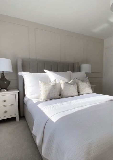 Grey Panelling Bedroom, Greige Bedroom Ideas, White And Cream Bedroom, Grey And White Bedroom, Greige Bedroom, Bedroom Decoration Ideas, Apartment Decorating Living, White Room Decor, Upholstered Bedroom