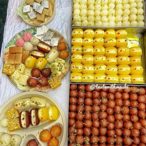 Mithai Platter, Vegetarian Snacks Recipes, Sweet Meat, Vegetarian Snacks, Indian Sweets, Healthy Sweets Recipes, Cake Boss, Beautiful Wallpaper, Snacks Recipes