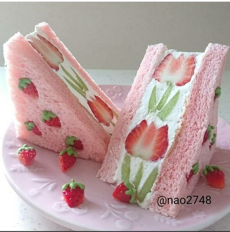 Strawberry Sandwiches, Pretty Sweets, Cafe Idea, Tea Sandwiches Recipes, Japanese Food Bento, Light Food, 귀여운 음식 그림, Kawaii Dessert, British Baking