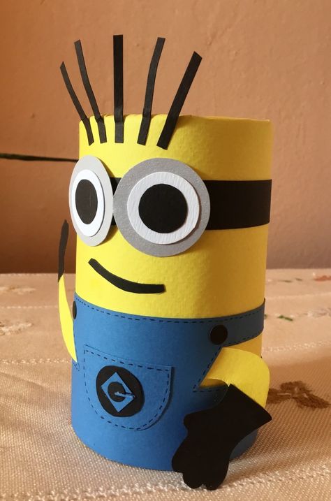 Minion Cups, Recycled Pens, Pencil Holders For Desk, Diy Pencil Holder, Minion Theme, Pencil Holders, Diy Crafts For Kids Easy, Diy Decor Crafts, Pencil Boxes