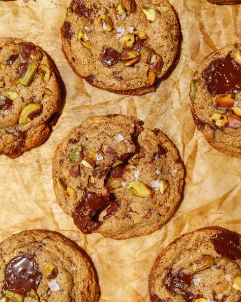 Gluten-Free Brown Butter Miso Chocolate Chunk Pistachio Cookies — Kula's Kitchen Raw Pistachios, Brown Butter Cookies, Matcha Cookies, Pistachio Cookies, Cookie Swap, Chocolate Chunk, Chocolate Chunk Cookies, Gluten Free Chocolate, Gluten Free Cookies