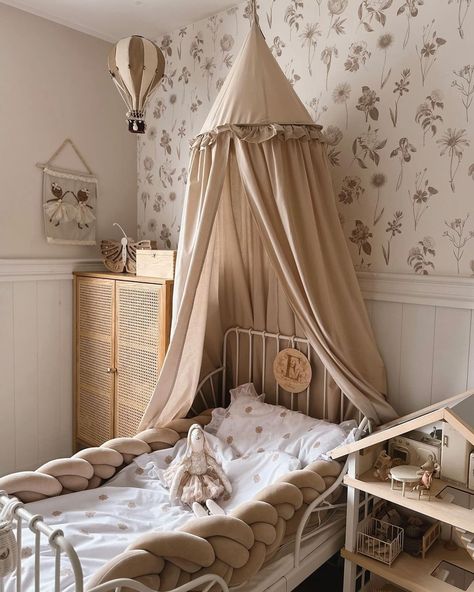 Klaudia Makowska-Kuźma (@makovska_) • Instagram photos and videos Beige Aesthetic Vintage, Vintage Toddler Rooms, Woodland Theme Bedroom, Girls Bedroom Vintage, Kids Bedroom Makeover, Vintage Girls Rooms, Aesthetic Vintage Retro, Neutral Kids Room, Kids Rooms Inspo