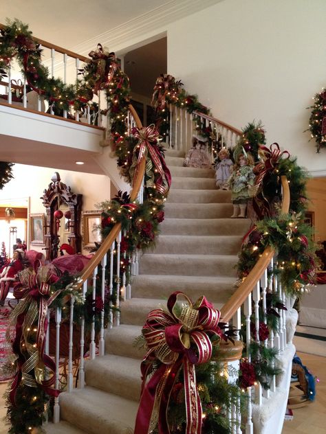 Small Hallway Christmas Decorating Ideas, Christmas Decor For Staircase, Christmas Stairs Decor, Festive Staircase, Stairs Wall Decor Ideas, Stairs Storage Ideas, Christmas Banister, Christmas Stairs Decorations, Christmas Staircase Decor