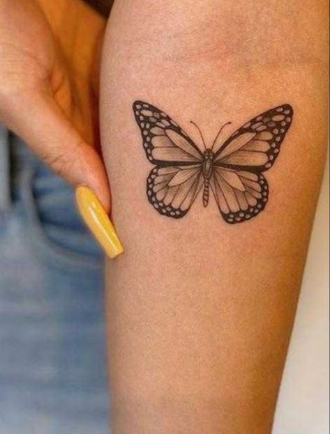 Monarch Butterfly Tattoo Black And White, Feminine Butterfly Tattoo, Realistic Butterfly Tattoo, Monarch Butterfly Tattoo, Tiny Flower Tattoos, Back Of Arm Tattoo, Butterfly Tattoos For Women, Hip Tattoos Women, Healing Tattoo