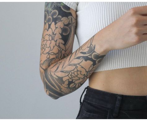 Asian Style Flower Tattoo, Japanese Sleeve Women, Blackwork Floral Sleeve, Asian Tattoo Sleeve Women, Traditional Tattoo Koi Fish, Bold Black Tattoos, Peony Sleeve Tattoo, Japanese Sleeve Tattoos Women, Japan Tattoos