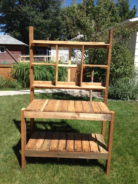 Picture of Recycled Garden Potting Bench Garden Potting Bench, Potting Bench Ideas, Pallet Potting Bench, Pallet Garden Benches, Outdoor Bar Area, Outdoor Storage Bench, Pallet Bench, Potting Tables, Potting Table