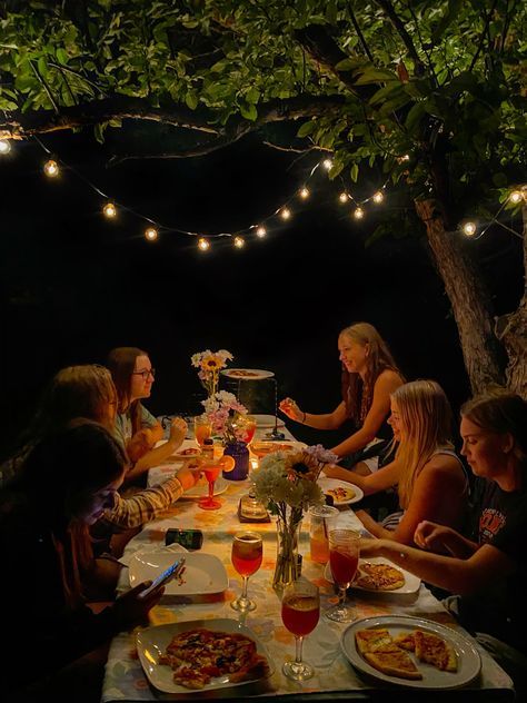 Summer Dinner Outside Aesthetic, Summer Dinner Friends, Night Outs Aesthetic, Girls Night Dinner Aesthetic, Lake Dinner Party, Outdoor Dinner Aesthetic, Outdoor Summer Dinner Party Aesthetic, Summer Night Dinner Party, Dinner Party Friends Aesthetic