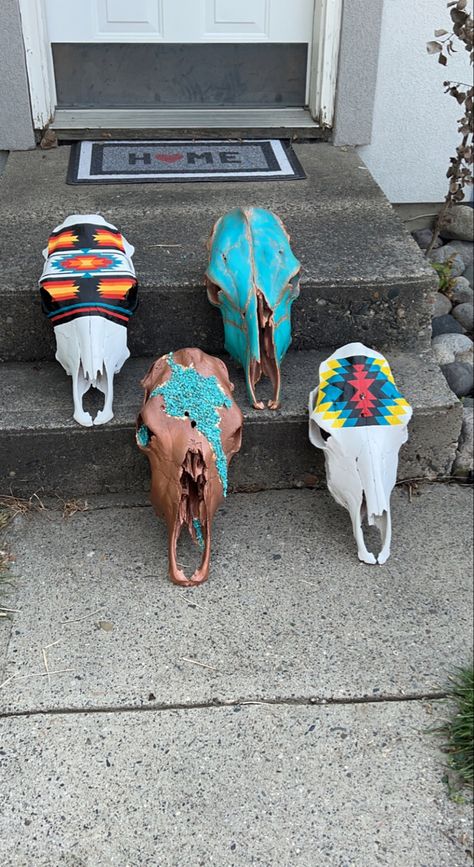 Cow Sculls Art, Painted Horse Skull, Painted Cow Skulls No Horns, Diy Cow Skull Ideas, Painted Cow Skull Ideas, Cow Skull Painting Ideas, Decorated Cow Skulls, Beaded Cow Skulls, Cow Skull Painting