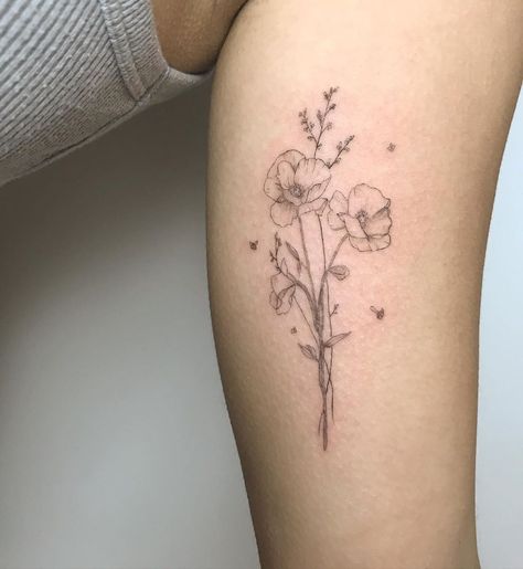 Poppy Flower Bouquet Tattoo, Francesca Tattoo, Baby Breath Tattoo, Poppy Flower Tattoo, Flower Bouquet Tattoo, Flower Tattoo Drawings, Poppy Drawing, Tattoo Board, Bouquet Tattoo