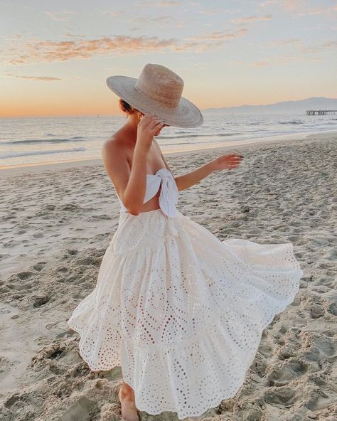 Ethereal Aesthetic Outfits, White Boho Skirt, Aesthetic Outfits Summer, White Maxi Skirt, Ruffle Maxi Skirt, Ethereal Aesthetic, White Maxi Skirts, Business Formal Dress, Coachella Dress