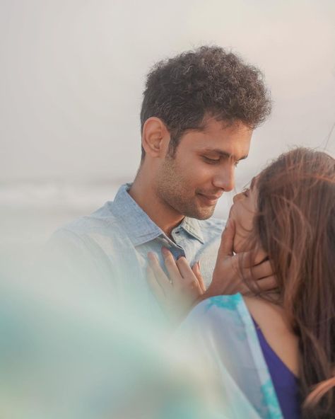 Pre Wedding Photoshoot Beach, Pre Wedding Photoshoot Props, Beach Photo Session, Pre Wedding Photoshoot Outfit, Romantic Couple Poses, Wedding Photoshoot Props, Pre Wedding Shoot Ideas, Pre Wedding Photoshoot Outdoor, Wedding Photoshoot Poses